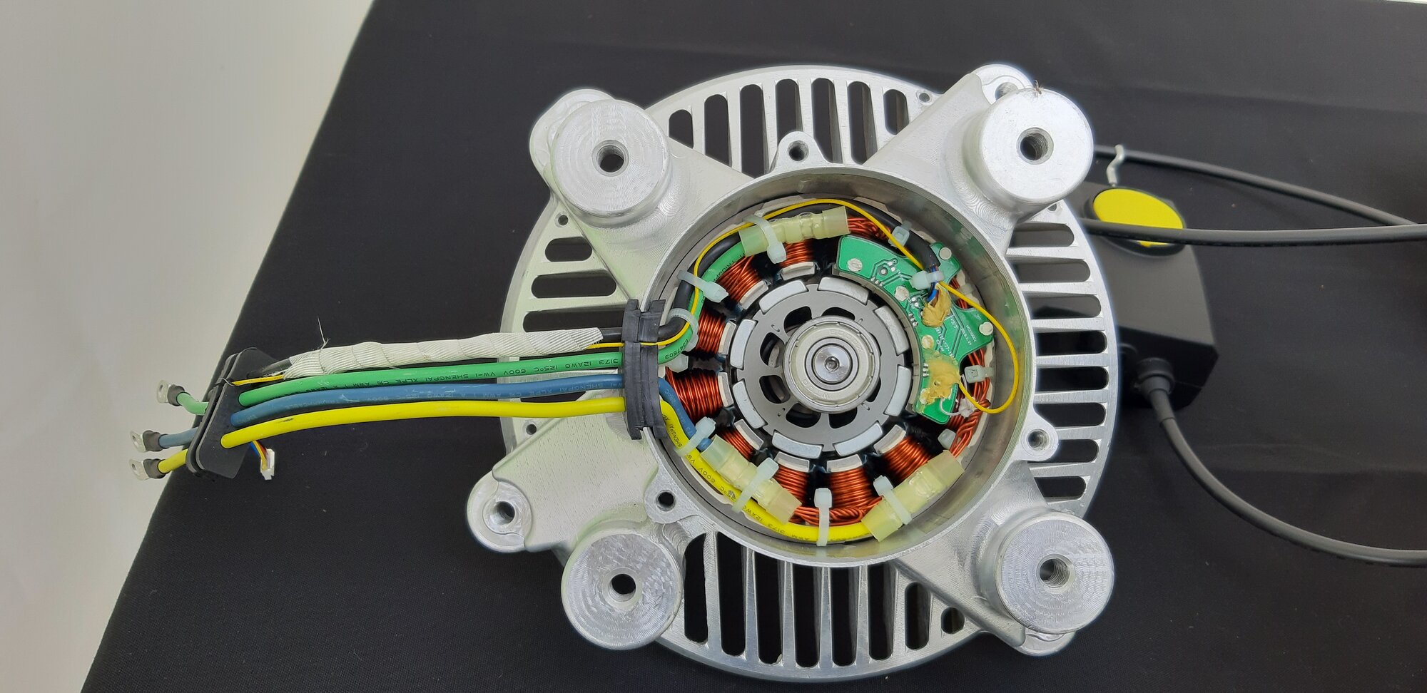 Bezuhlíkový vícepólový elektromotor