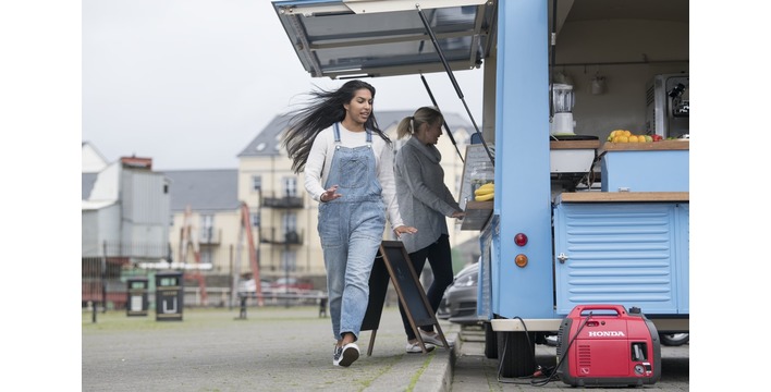 Lehká kufříková elektrocentrála EU 22iT