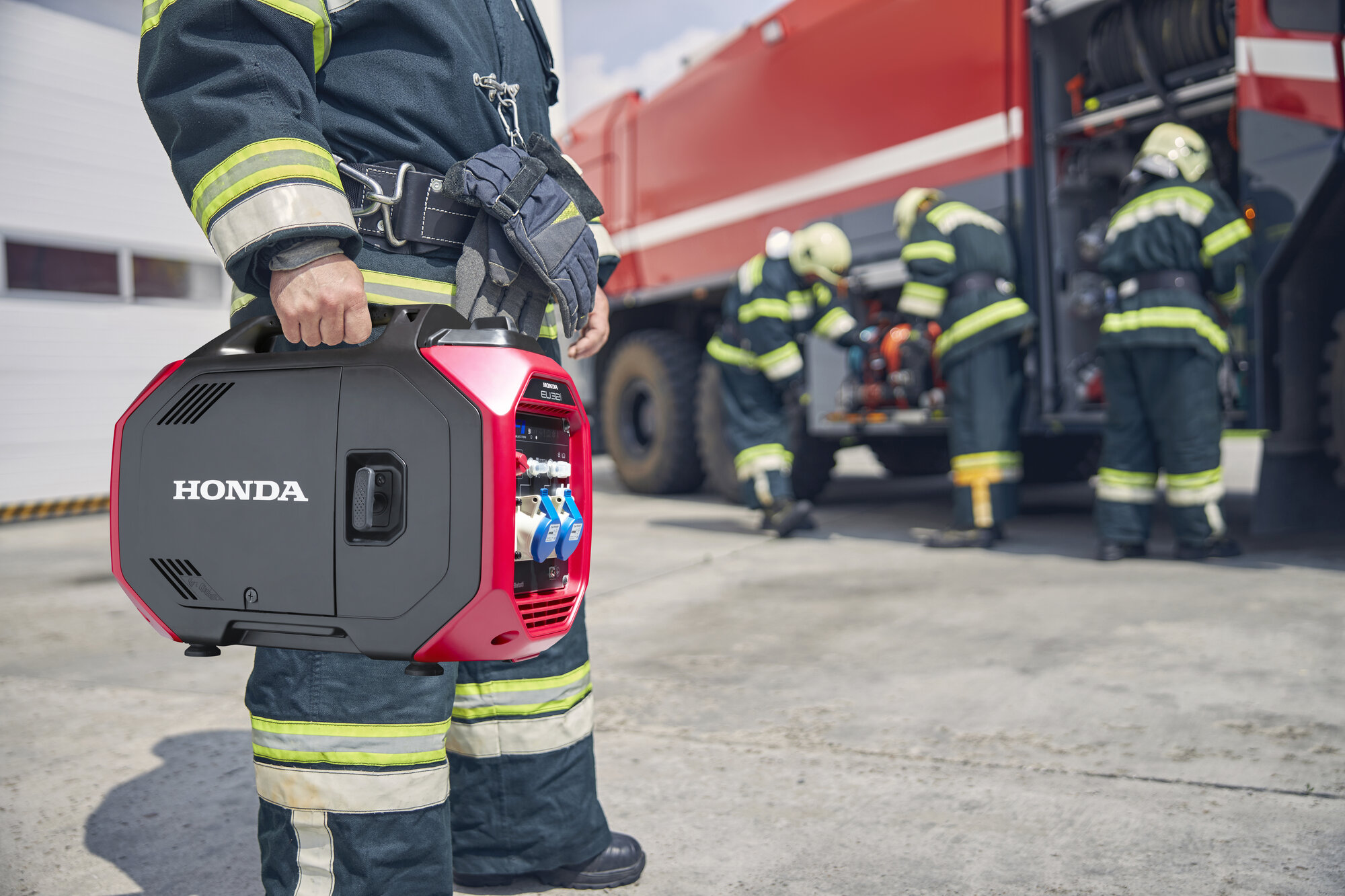 Honda Lehká kufříková elektrocentrála střídavého napětí EU 32i — fotografie 3